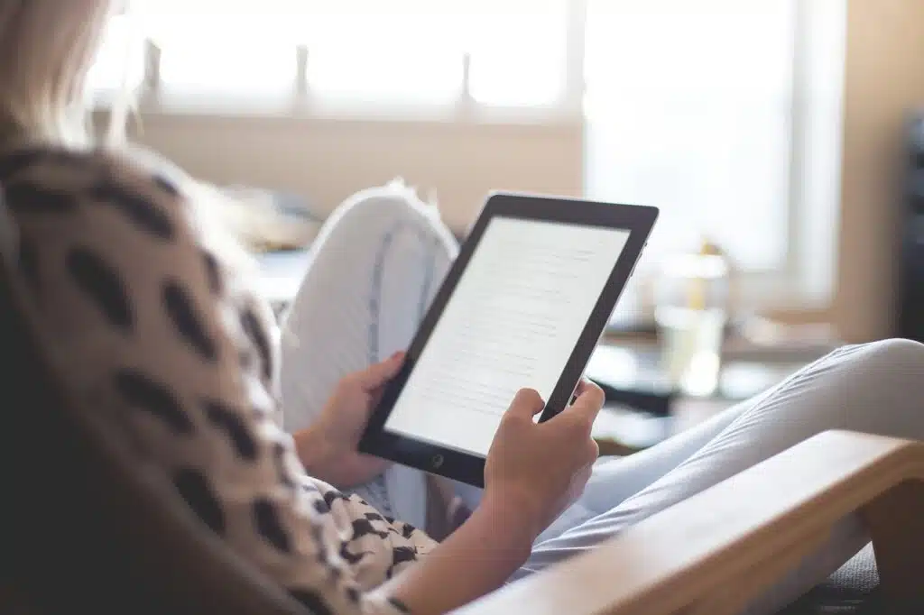 lector de libros con escritura