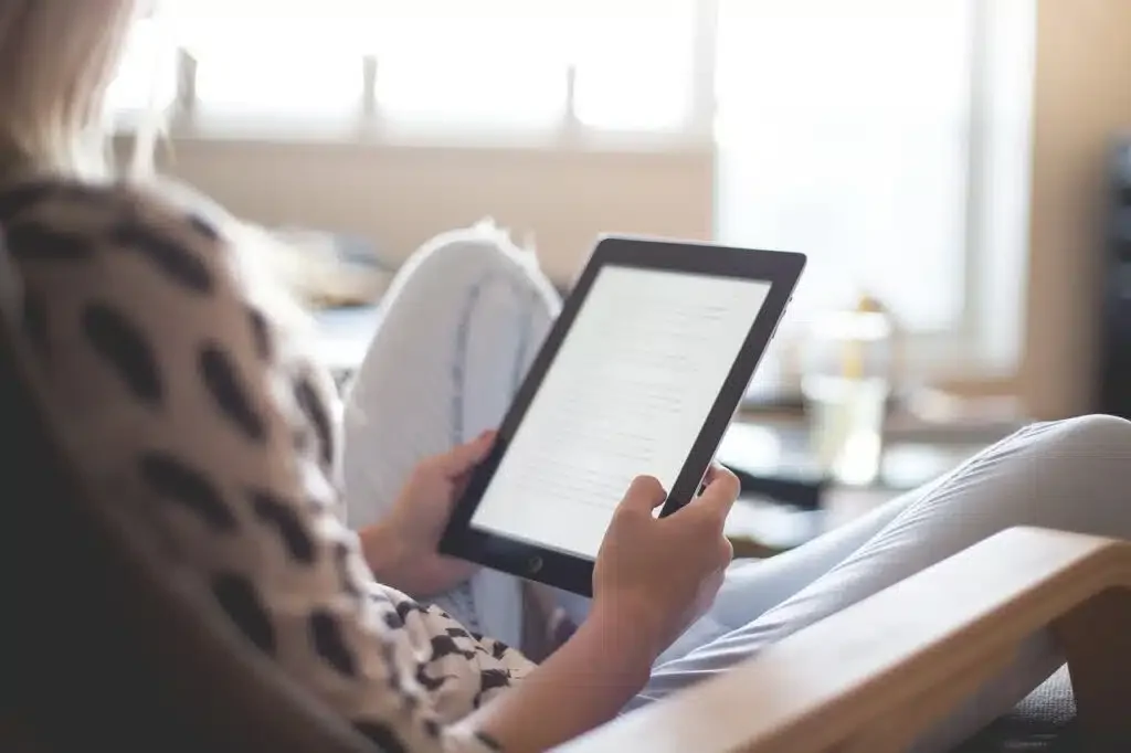 lector de libros con escritura